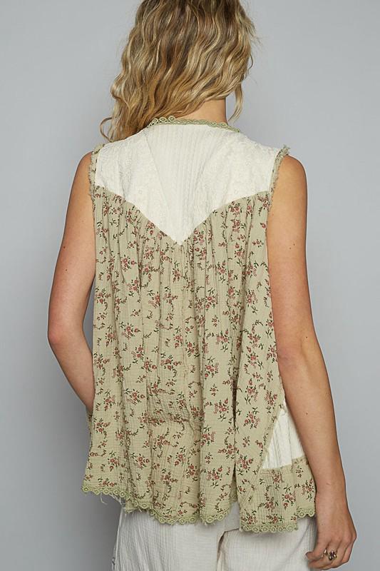 Chaleco estampado con perlas y guipur