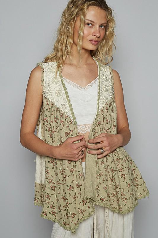 Chaleco estampado con perlas y guipur