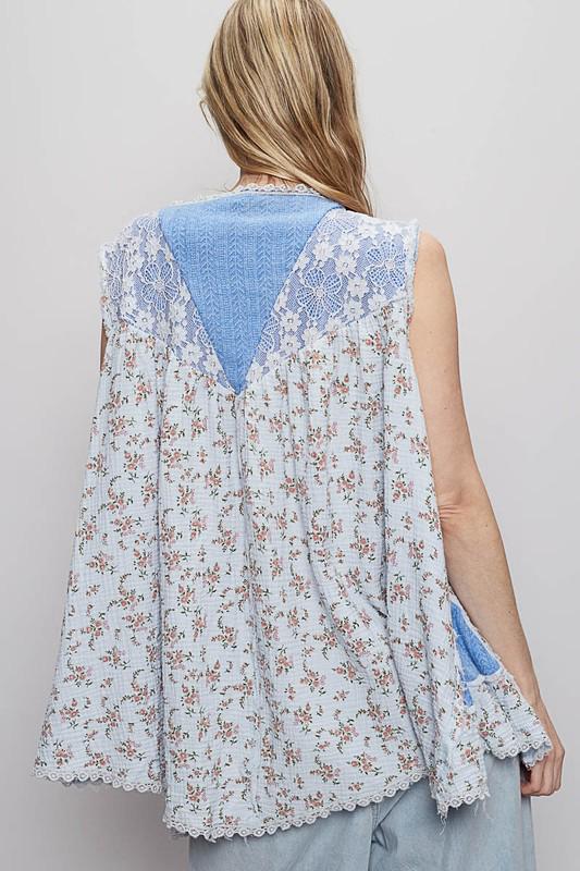 Chaleco estampado con perlas y guipur