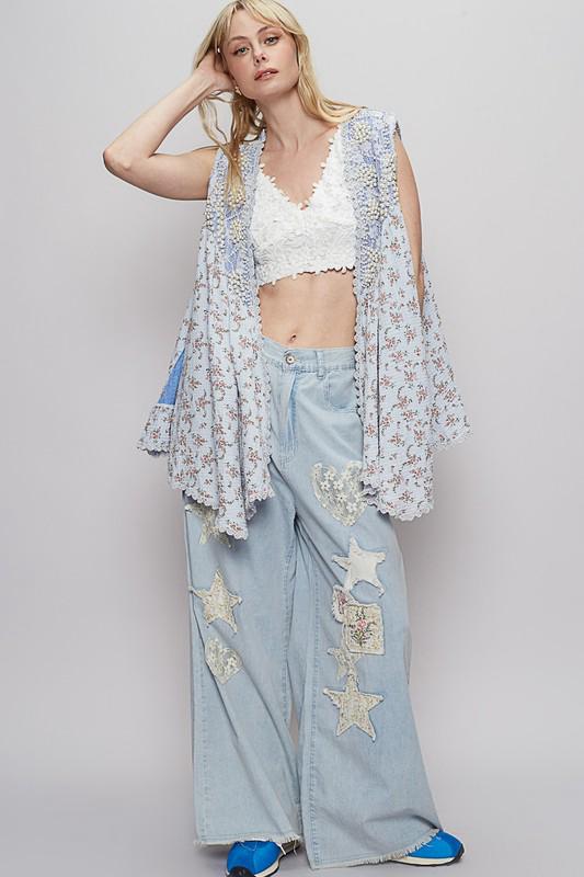 Chaleco estampado con perlas y guipur