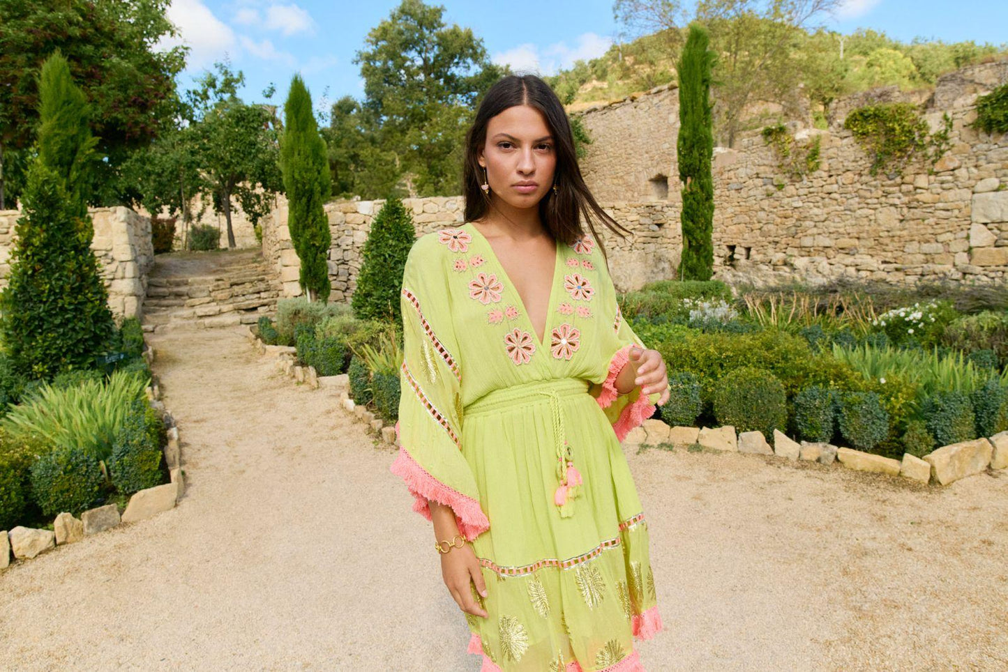 Vestido con flores bordadas y caladas