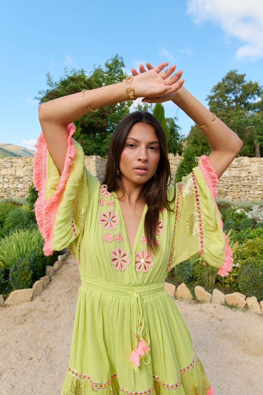 Vestido con flores bordadas y caladas