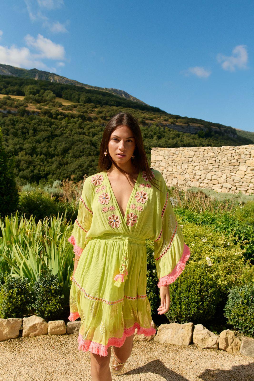 Vestido con flores bordadas y caladas