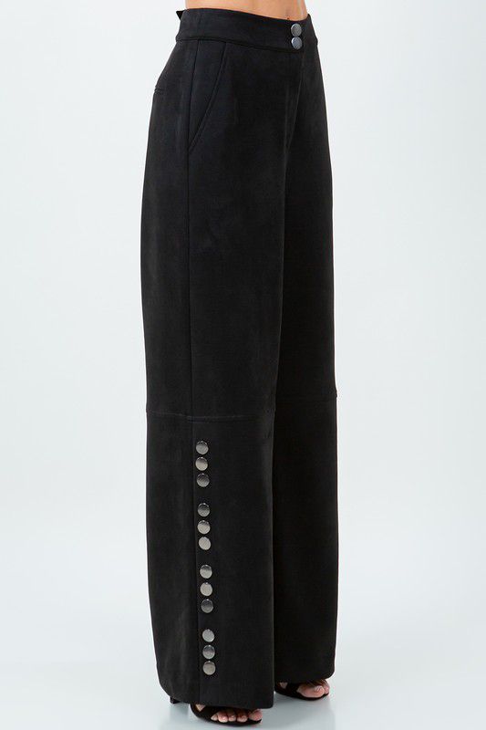 Pantalón textura suede con estoperoles