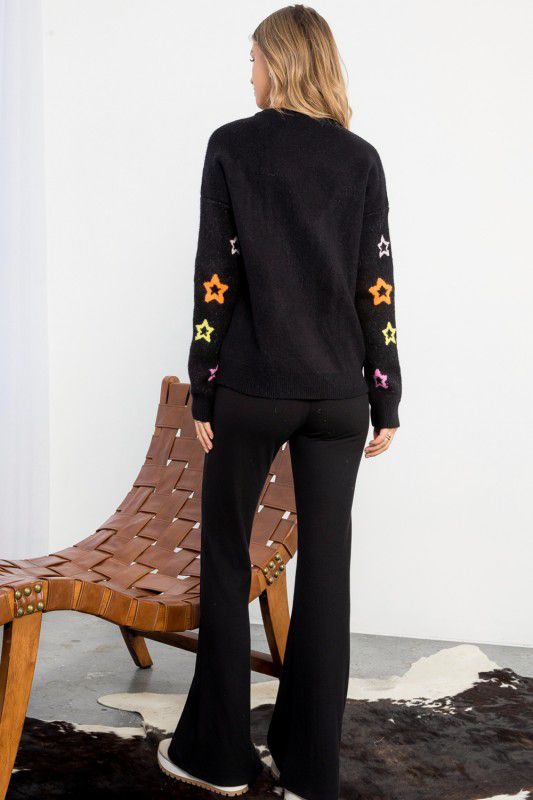 Suéter con estrellas en mangas