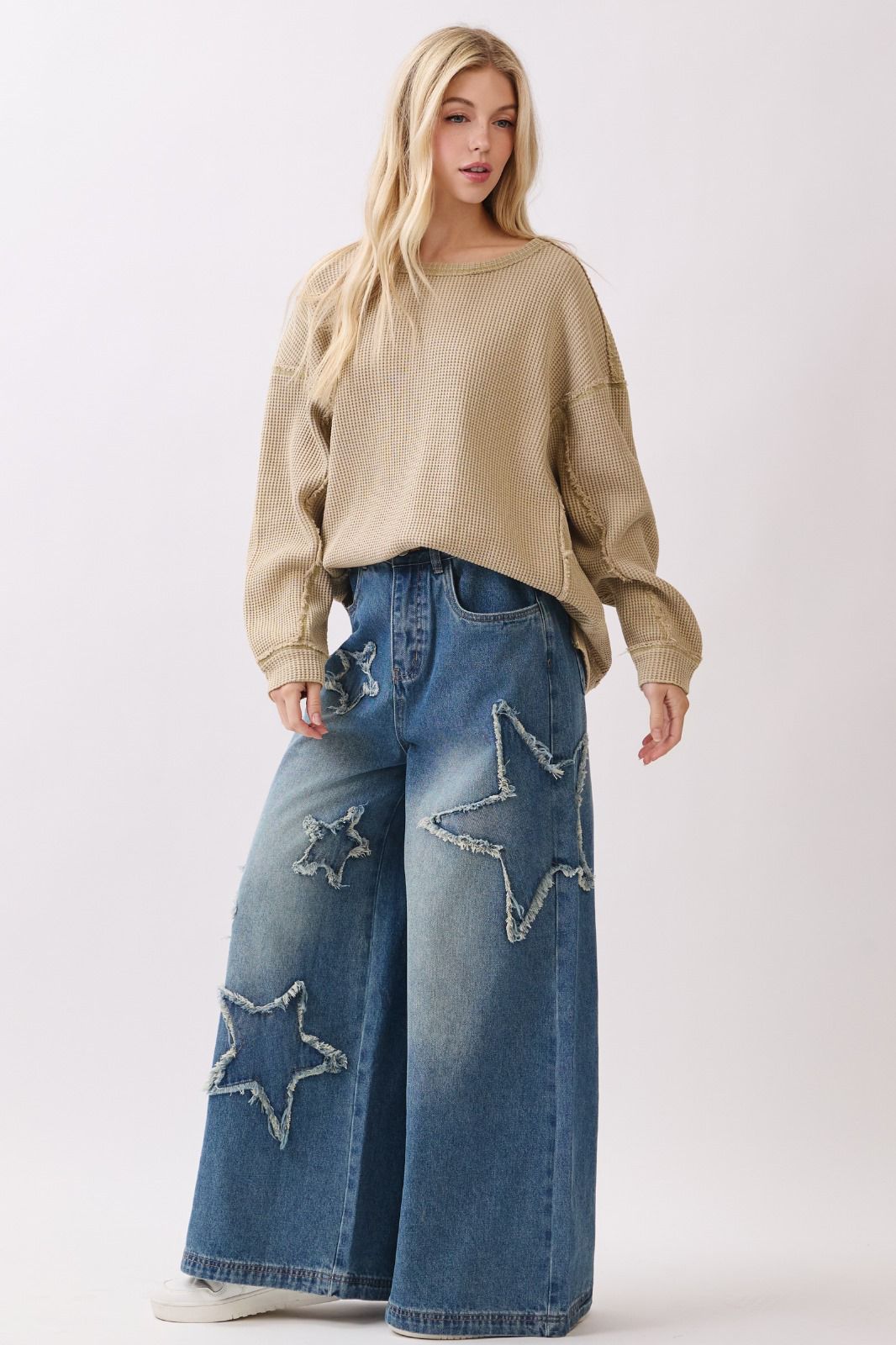 Jeans pierna ancha deslavados con estrellas