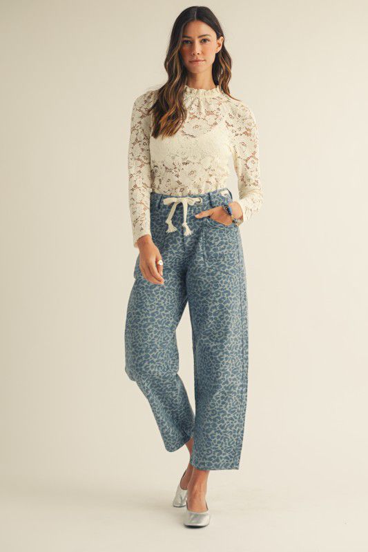 Blusa encaje con mini escarola en cuello