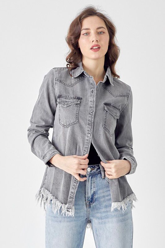 Camisola deslavada con destrucción en ruedo