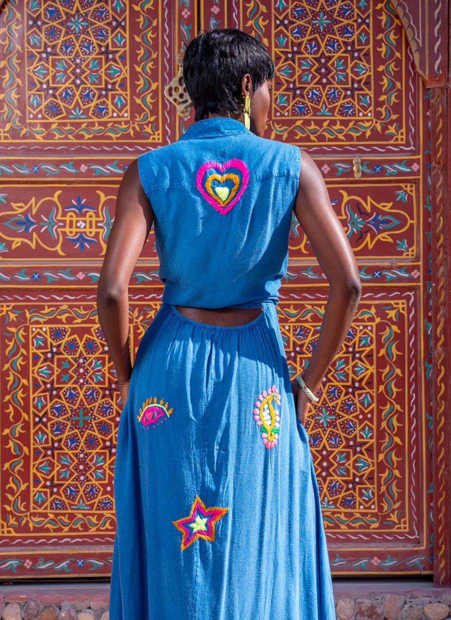 Vestido bordado con amarre