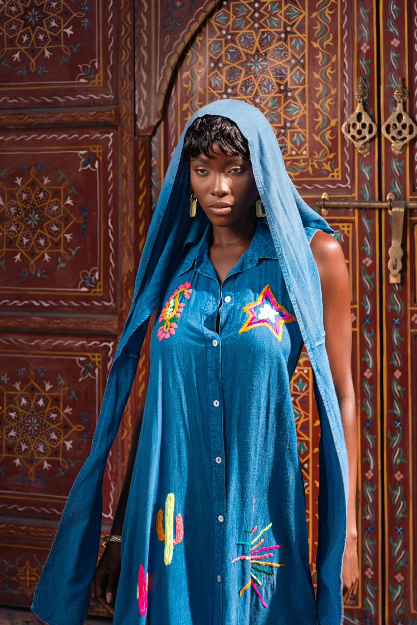 Vestido bordado con amarre