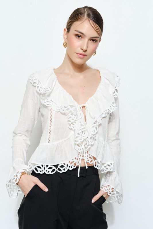 Blusa con amarres y guipur