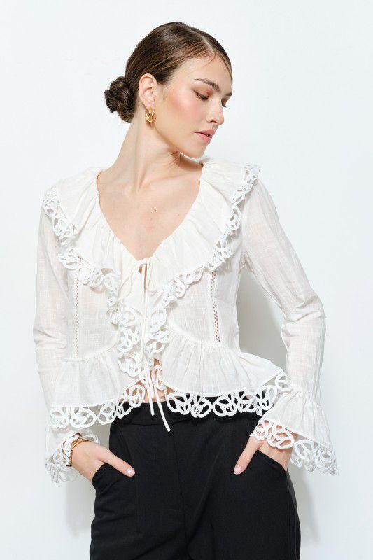 Blusa con amarres y guipur