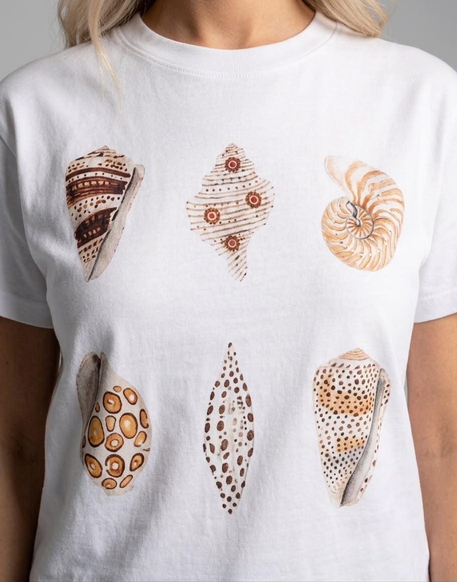 Camiseta caracoles con detalle de piedras