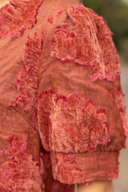 Blusa flores relieve