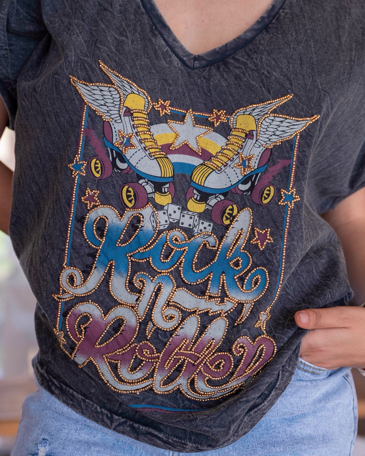 Camiseta patines y estrellas con cuentas doradas