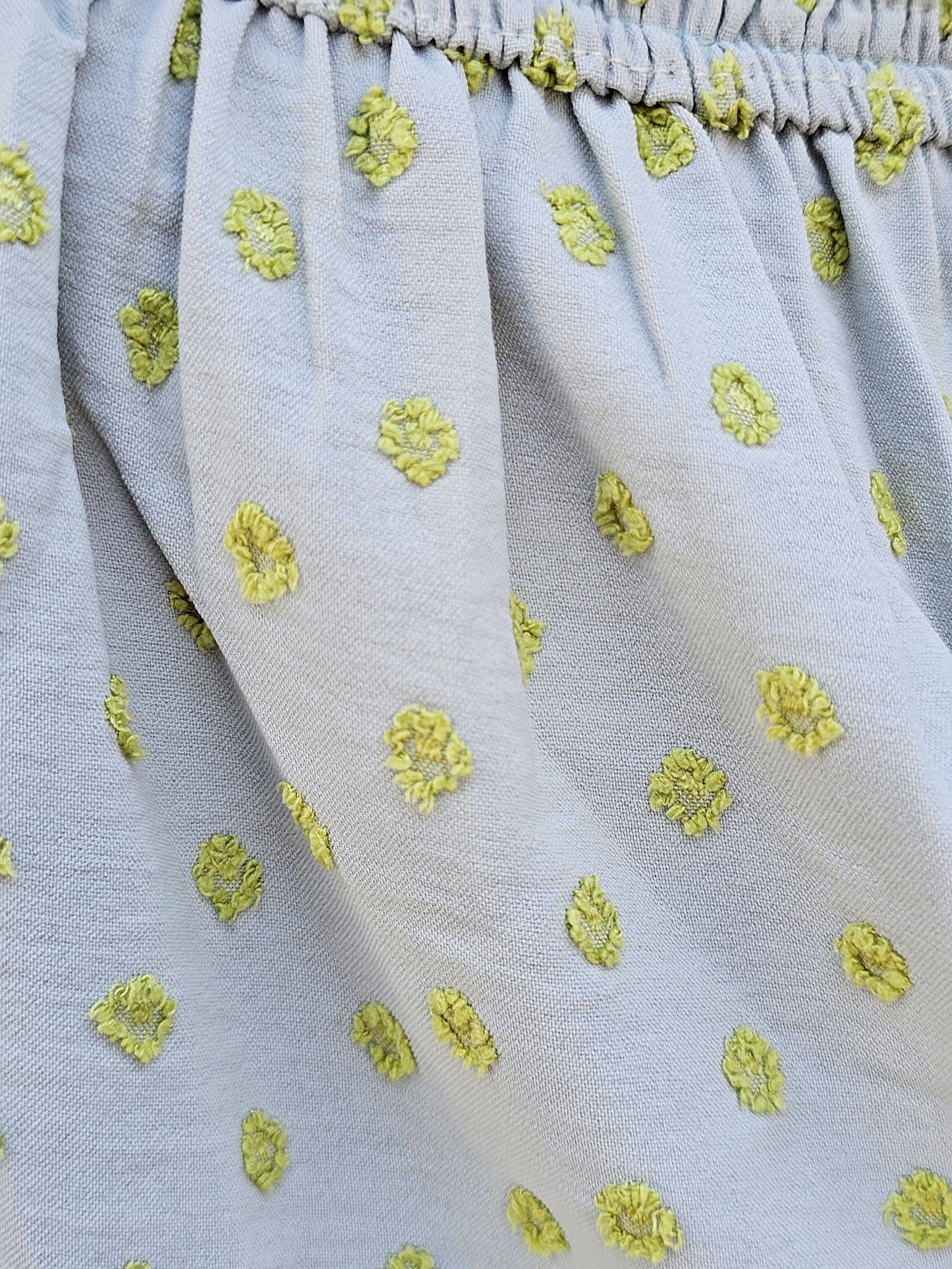 Blusa enresortada con bolitas en relieve