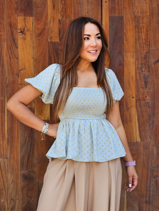 Blusa enresortada con bolitas en relieve