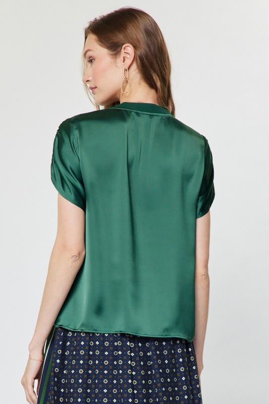 Blusa satinada detalle hombro