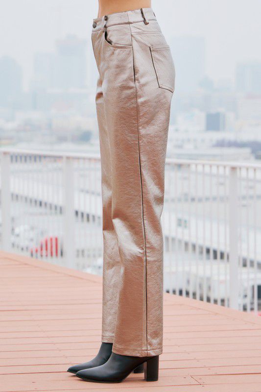 Pantalón recto vinipiel metálico