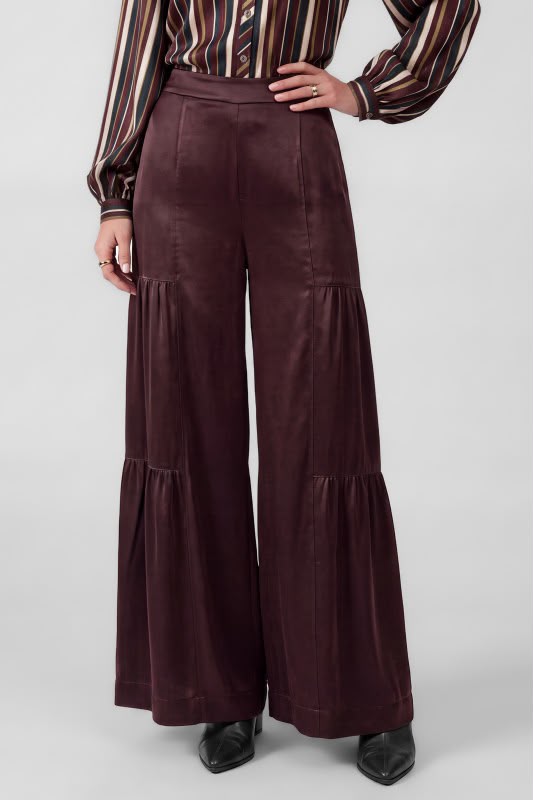 Pantalón cortes pespuntes