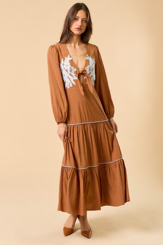 Vestido cortes con aplicación y amarre