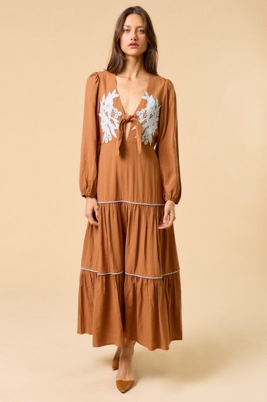 Vestido cortes con aplicación y amarre