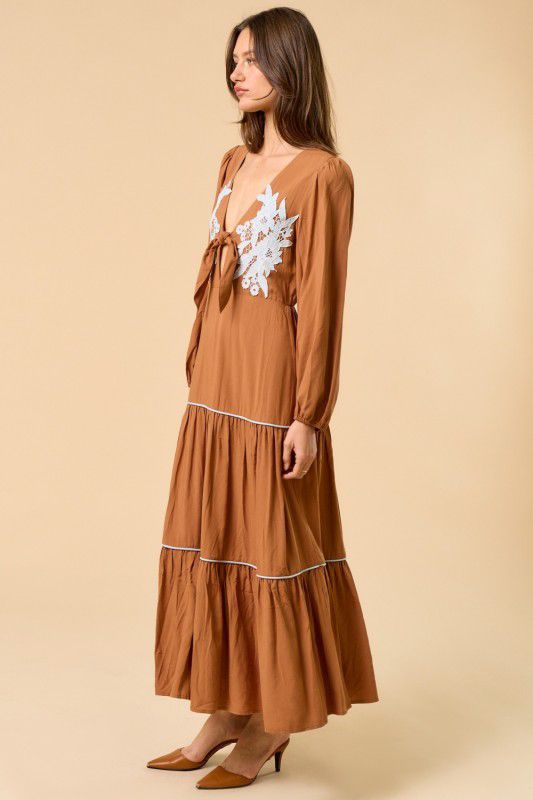 Vestido cortes con aplicación y amarre