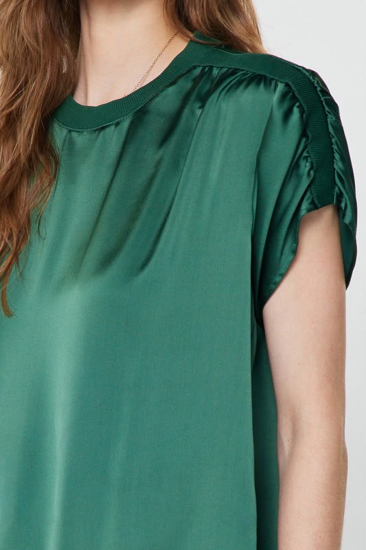 Blusa satinada detalle hombro