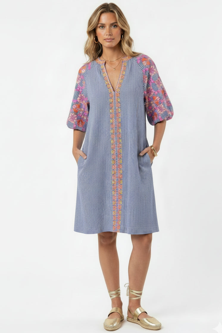 Vestido de rayas con bordado
