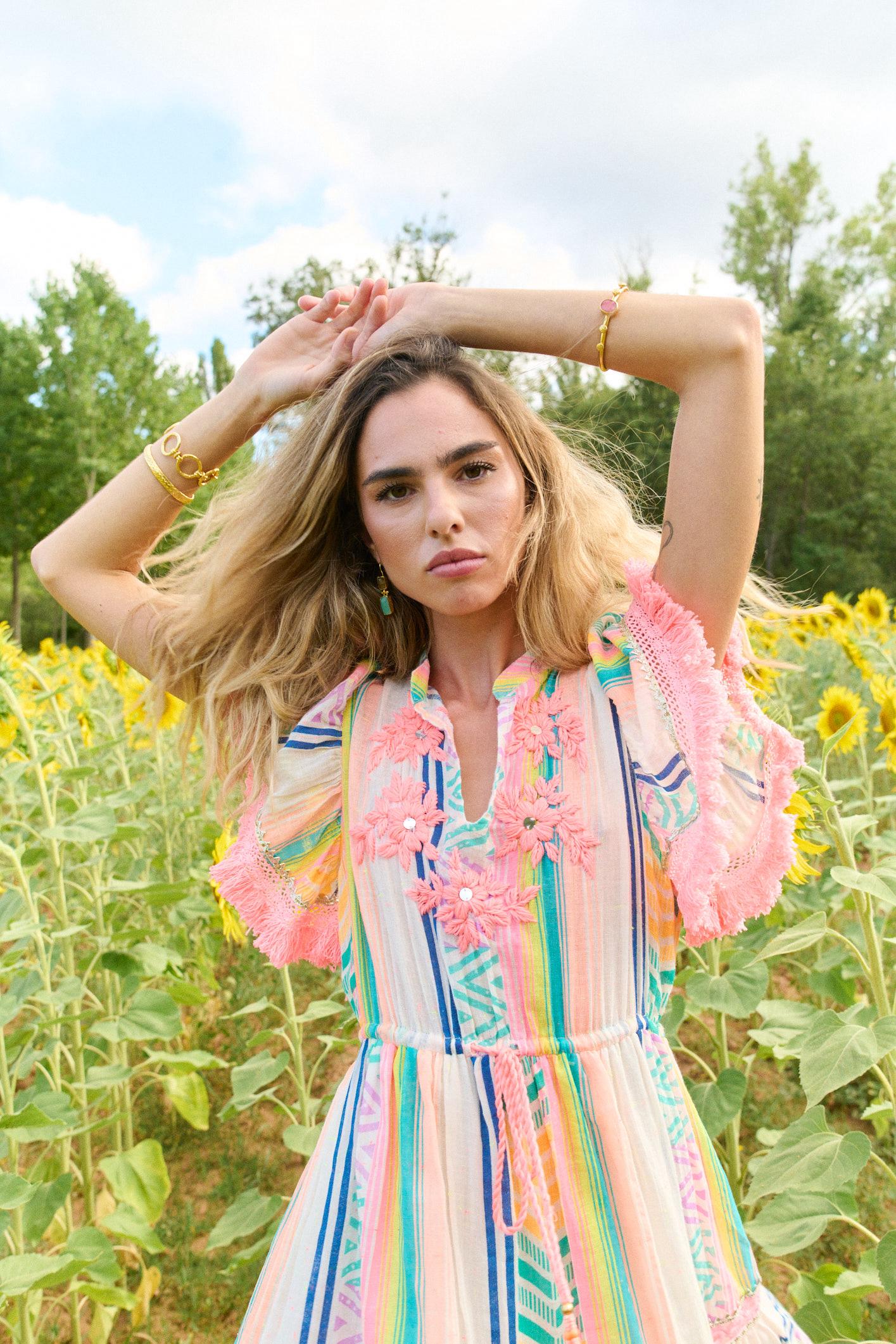 Vestido con aplicaciones y barbas