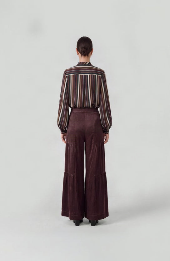 Pantalón cortes pespuntes
