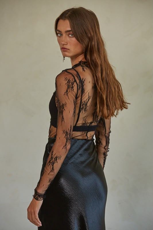 Blusa de mesh con ramos