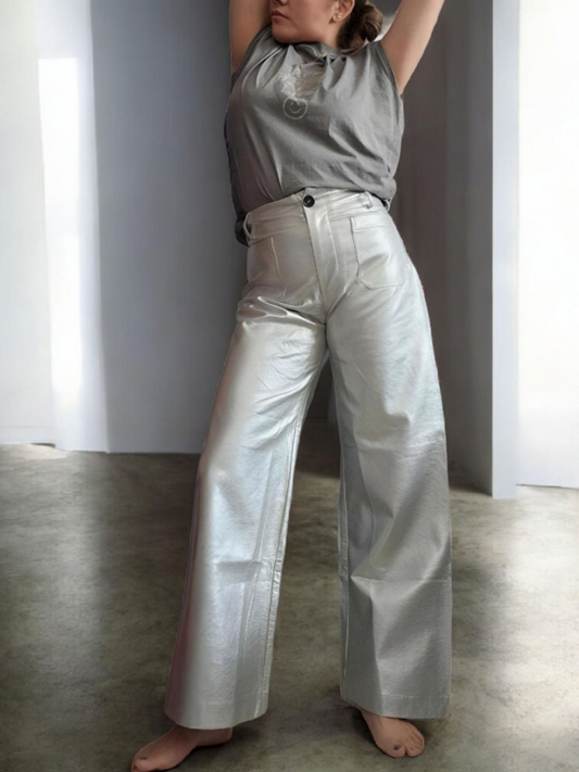 Pantalón vinipiel con bolsas al frente