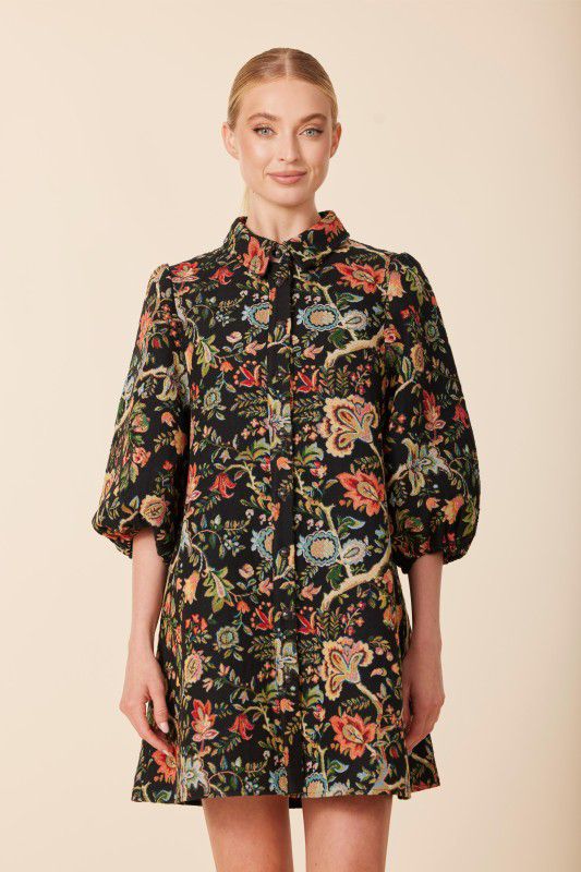 Vestido bordado con botones