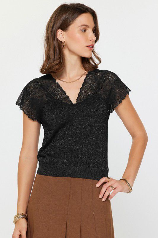Blusa tejida con destellos metálicos y encaje