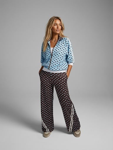 Set viajero de chamarra y pantalón de lunares