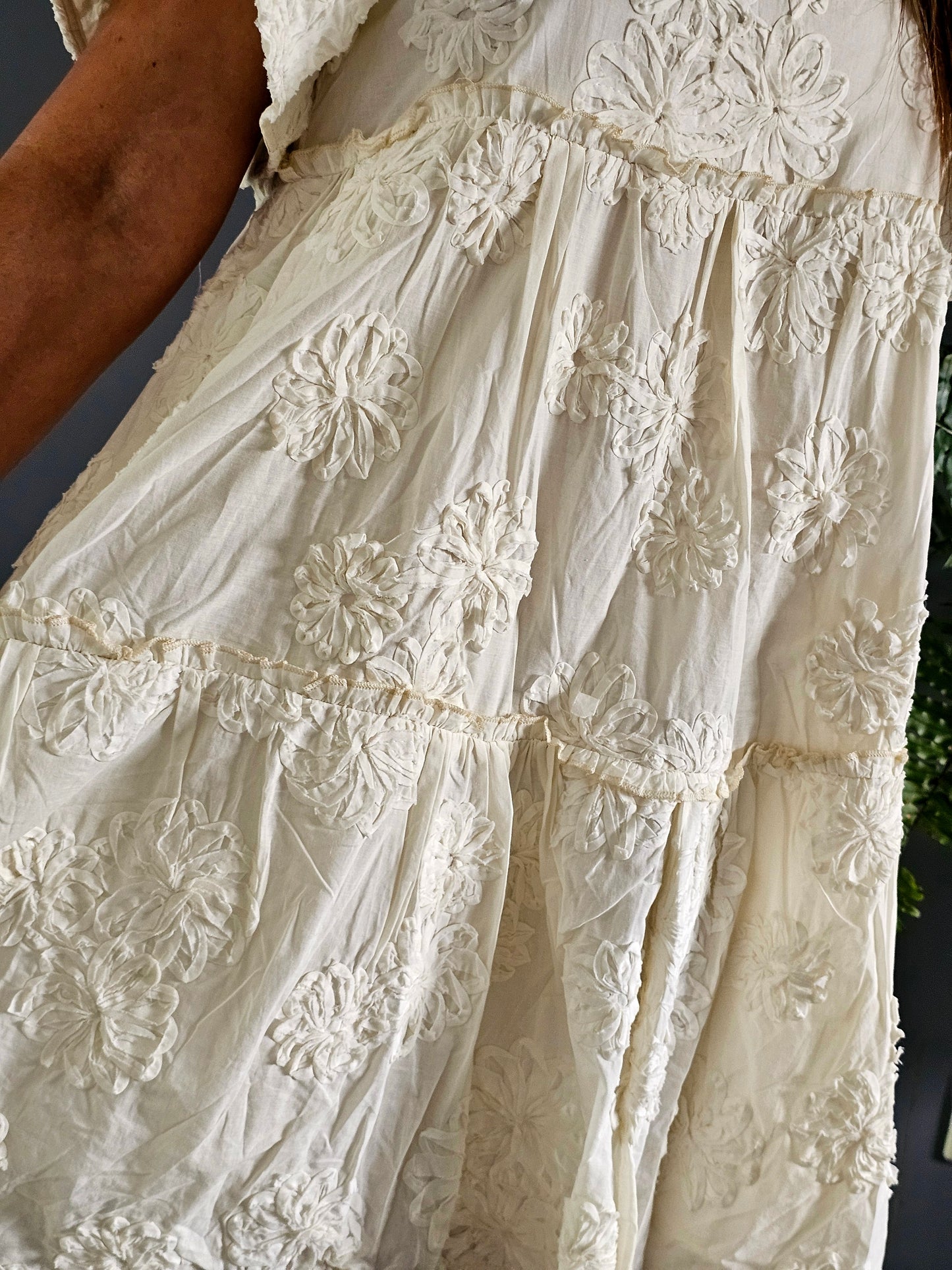 Vestido con flores en relieve