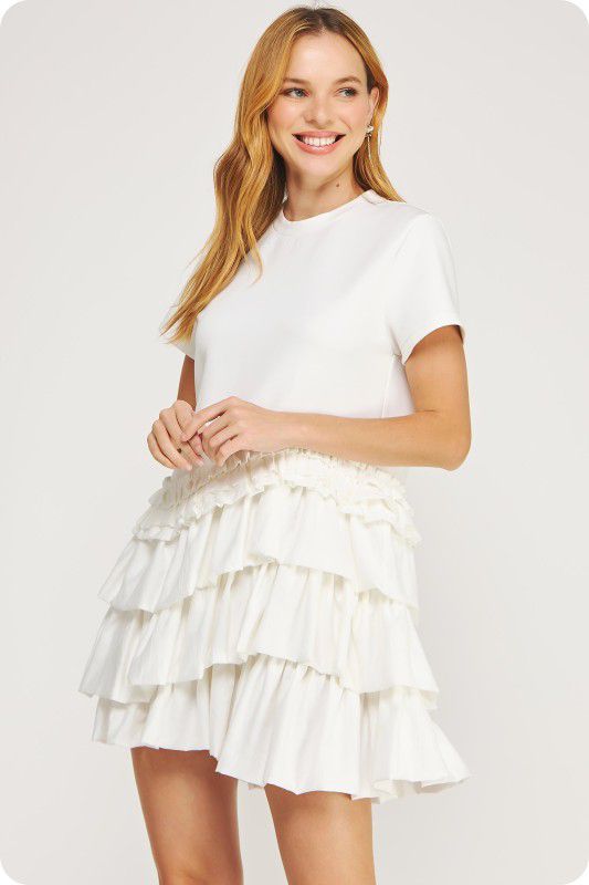 Vestido con detalle de ondas en ruedo
