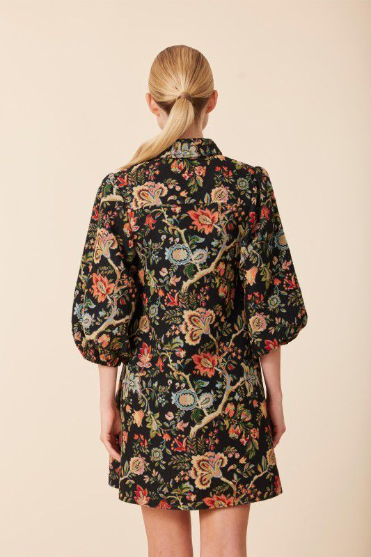 Vestido bordado con botones