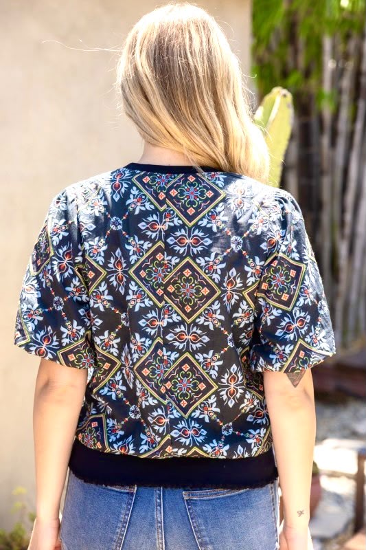 Blusa estampada y bordada