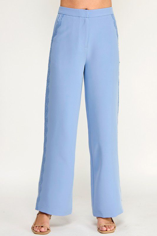 Pantalón con detalle de encaje