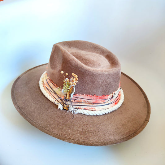 Sombrero de gamuza color caqui con cinta tie dye y palo santo