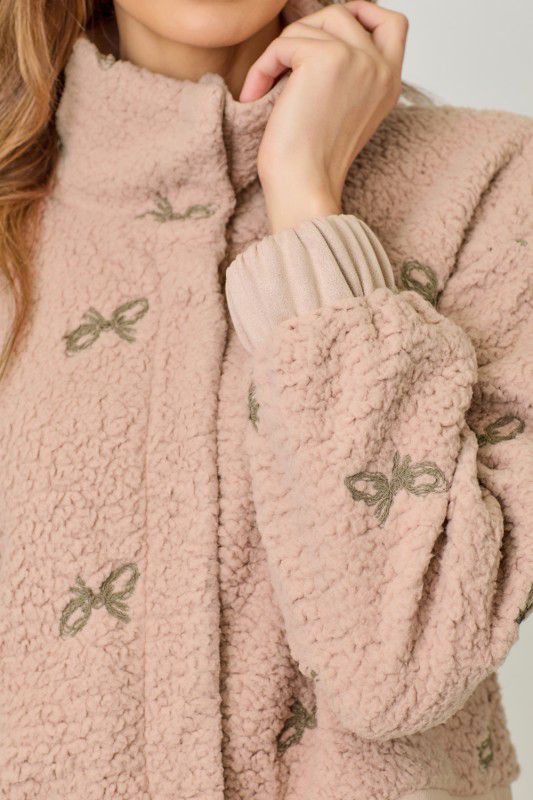 Chamarra borrega y suede con moños