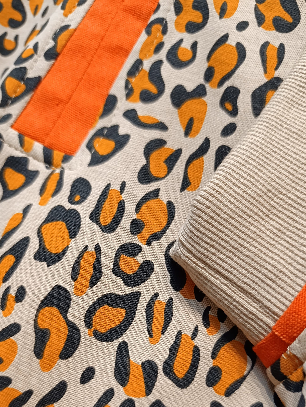 Blusa animal print contraste