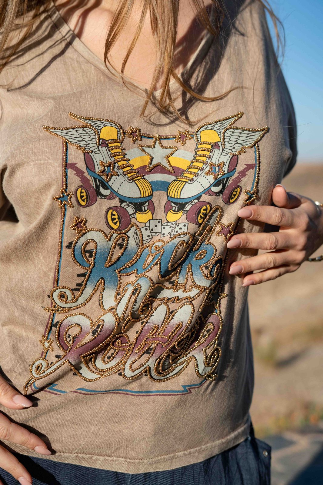 Camiseta patines y estrellas con cuentas doradas