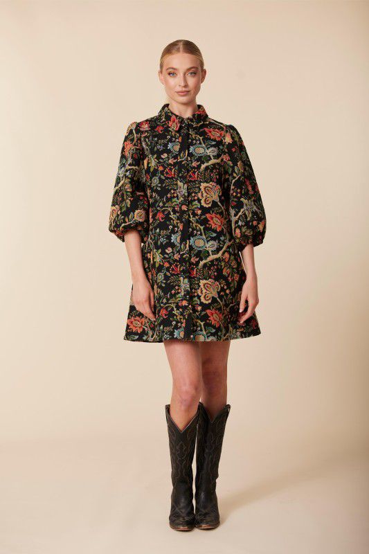 Vestido bordado con botones