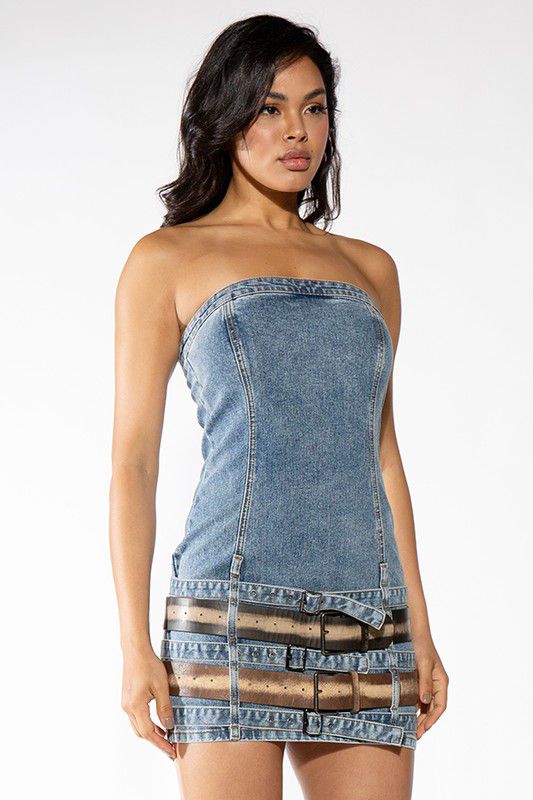 Vestido con cinturones
