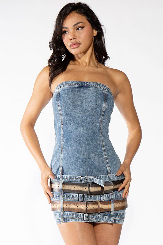 Vestido con cinturones