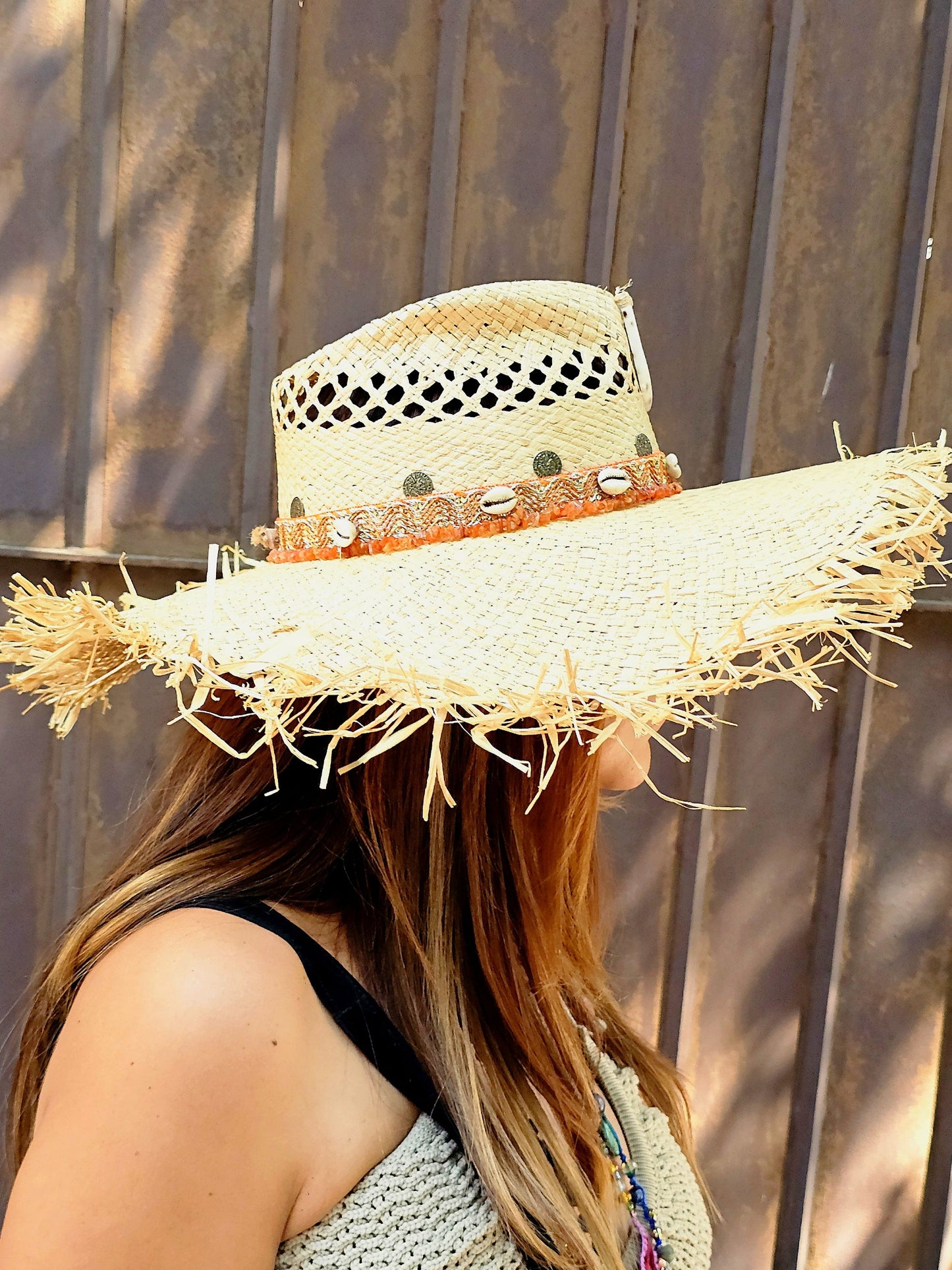 Sombrero Boho de Paja con Conchas y colmillo