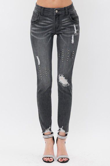 Jeans skinny con estoperoles y destrucción